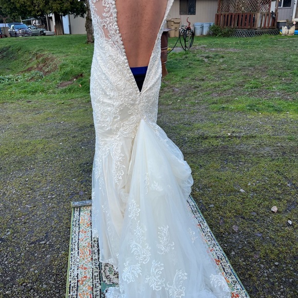 Essense of Australia Wedding Dress D2174 / Size 6 / itty bitty - Picture 10 of 10